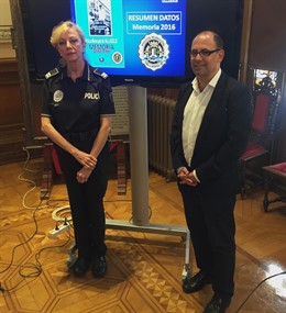 La jefa de la Policía Municipal, Julia González Calleja y el concejal Lus Vélez