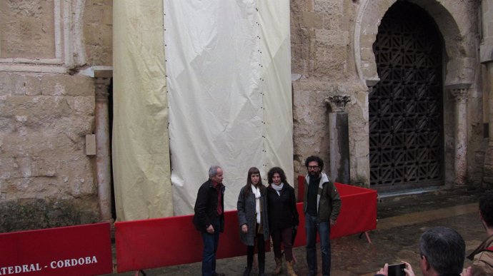 Representantes de Podemos y Ganemos ante la puerta en obras de Mezquita-Catedral