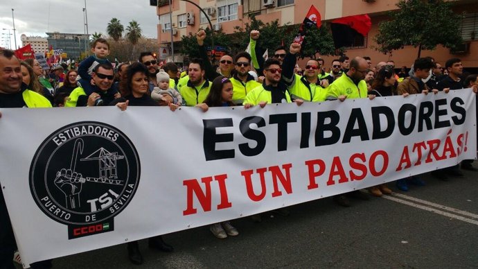 Estibadores manifestándose en Sevilla