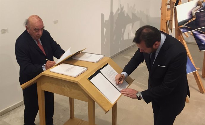 El presidente de la Colección, José Lladó, y Óscar Puente firman el convenio