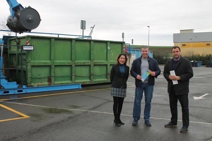 Pozuelo y Granados (centro), en el punto limpio de La Carlota