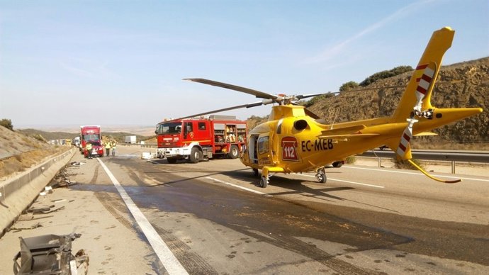 Helicóptero del 112 esperando en el lugar del accidente en la A-23