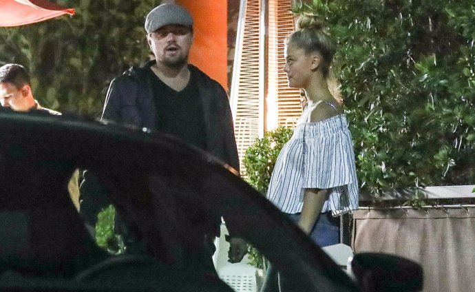 Leonardo DiCaprio y Nina Agdal paseando por Los Angeles
