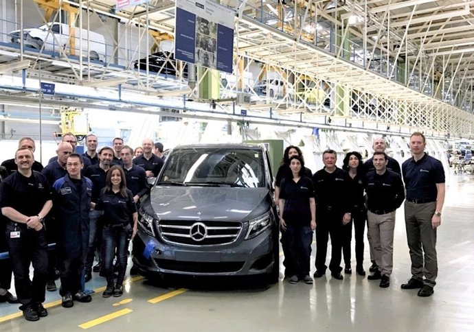 Empleados de la fábrica de Victoria con el modelo V-Class