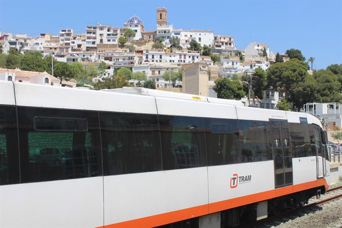 Un tren-TRAM a su llegada a Altea