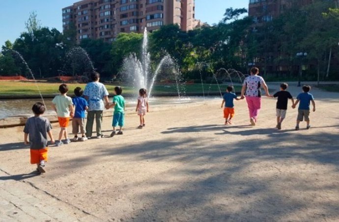 Cuidadoras y niños en un parque, Sename chile