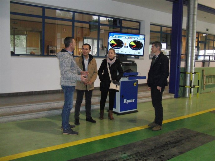 El delegado de Economía visita la ITV de Galaroza. 