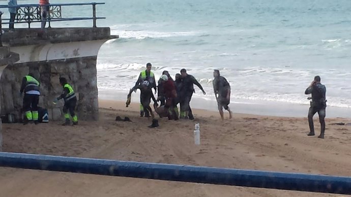 Rescate de un cadáver en la playa, en Santander 