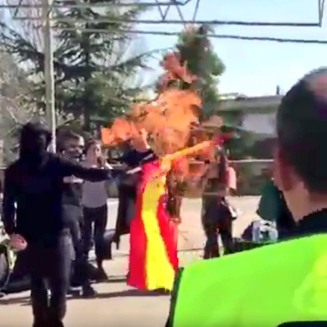 Quema de una bandera española en la UAB