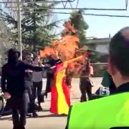 Crema d'una bandera espanyola en la UAB