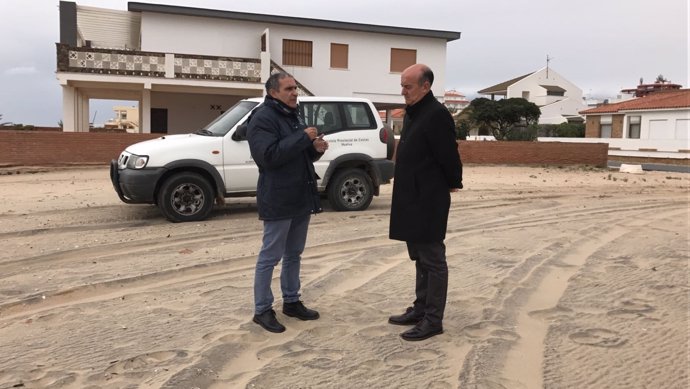 El alcalde de Lepe, Juan Manuel González, visita la playa de La Antilla. 