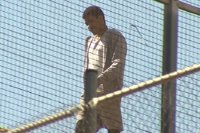 El preso dominicano de la cárcel de Barcelona sigue encaramado en el tejado 8 horas después