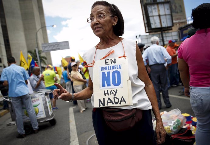 Mujer protesta por la crisis de abastecimiento en Venezuela