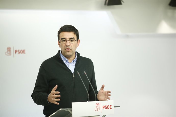 El portaveu de la Comissió Gestora del PSOE, Mario Jiménez, en roda de premsa