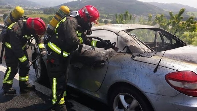 Uno de los vehículos incendiados