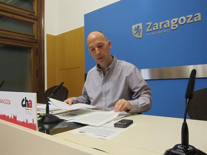El portavoz de CHA, Carmelo Asensio, en rueda de prensa en el Ayuntamiento