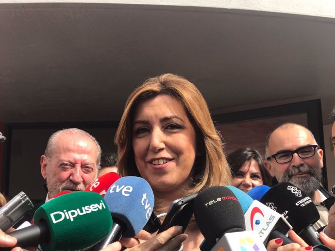 Susana Díaz atiende a los medios en Castilleja de la Cuesta (Sevilla)