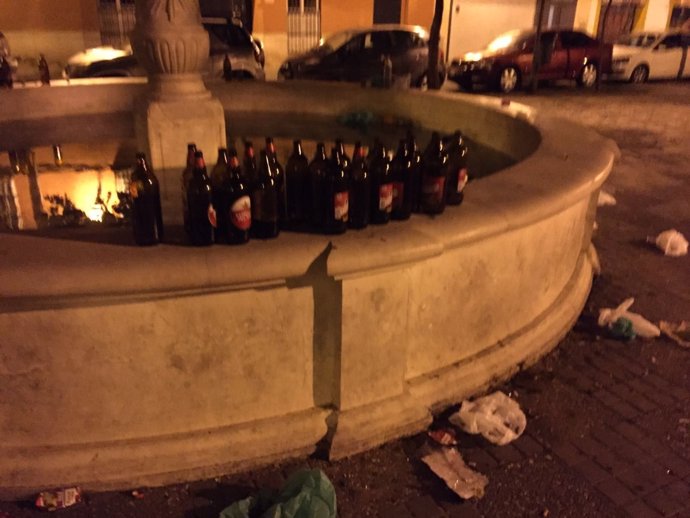 Restos de botellón en la fuente.