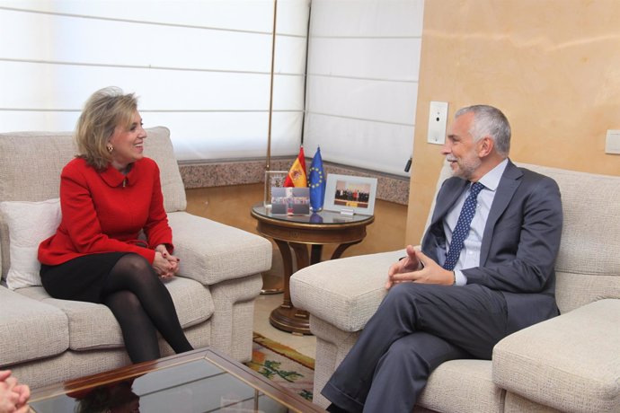 La delegada del Gobierno, junto al embajador de Italia en España