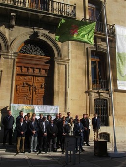 El izado de la bandera abre los actos conmemorativos del Día de la Provincia.