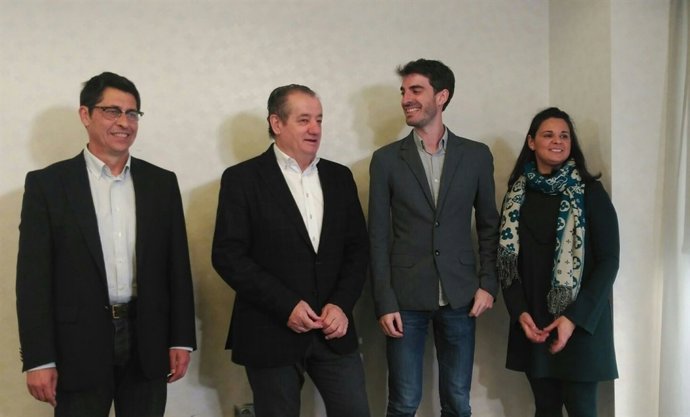 Pablo Simón junto a los diputados de Ciudadanos. 