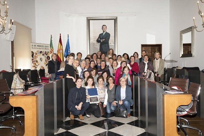 Asociaciones de mujeres de la provincia de Cáceres reciben una placa