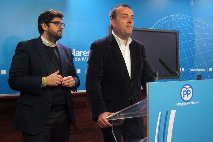 Iniesta y López Miras en rueda de prensa 