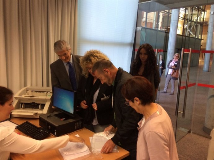 La alcaldesa de Aranjuez registrando las firmas en la Asamblea