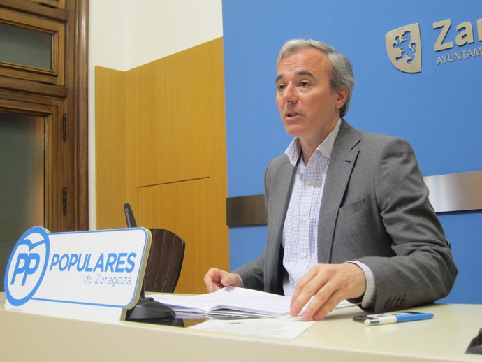 El portavoz municipal del PP, Jorge Azcón, en el ayuntamiento