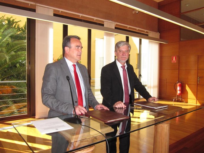 Sánchez Quero y Santisteve, antes de firmar el acuerdo sobre barrios rurales