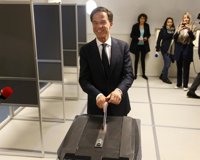 Los principales líderes holandeses votan en una jornada con participación récord