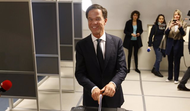 Mark Rutte vota en las elecciones holandesas