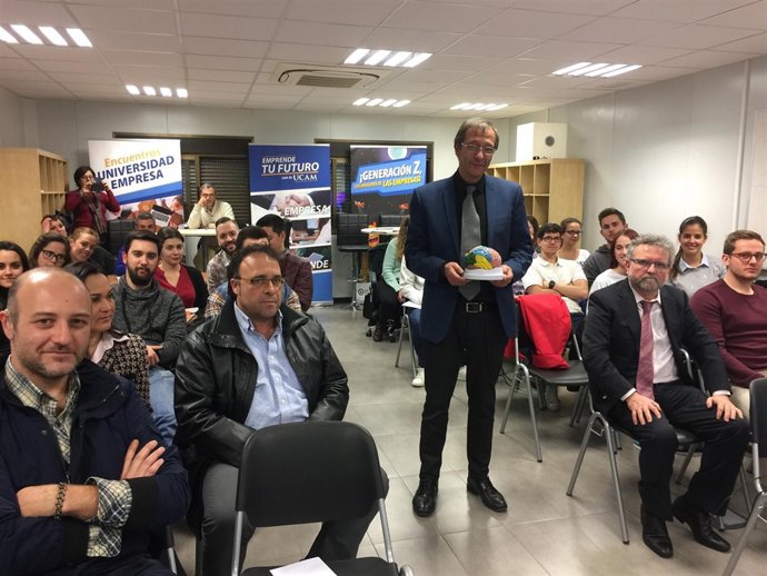 Javier Notario con los asistentes al taller en el Co-working Vivero de empresas 