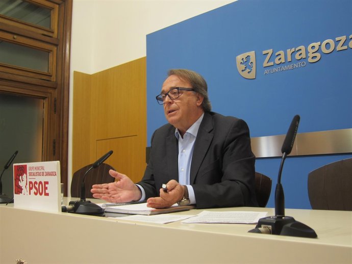 El portavoz del PSOE, Carlos Pérez Anadón, en rueda de prensa en el Ayuntamiento