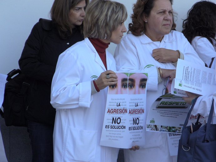 Concentración para rechazar la agresión a un sanitario