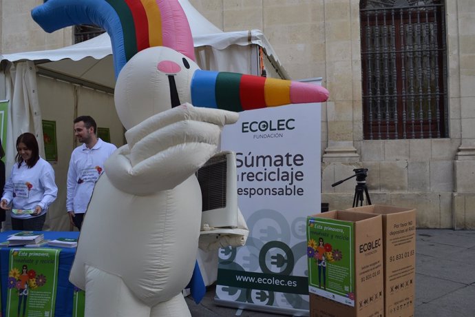 La mascota de la Expo 92, Curro, reciclando un aparato eléctrico