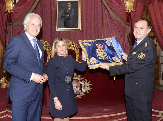 La Diputación de Cádiz entrega el guión honorífico a la Policía Nacional