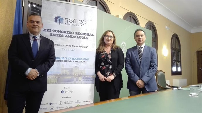 Luna (centro), entre Ayuso y Calvo con el cartel del congreso