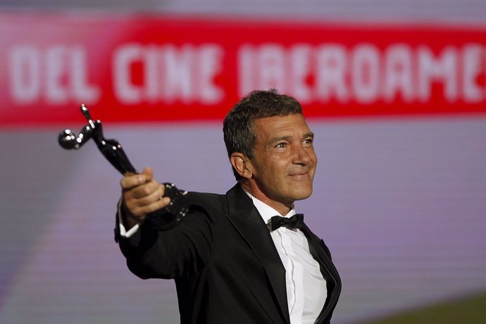 Antonio Banderas con su Premio Platino de Honor 
