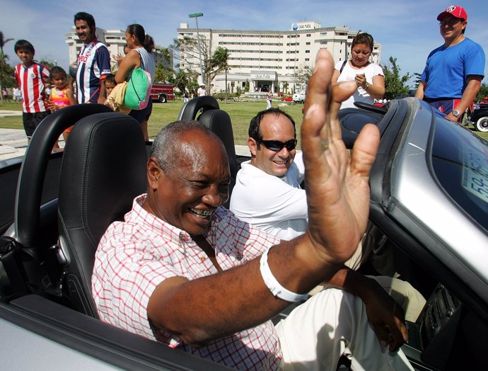 Former boxer Rodrigo Valdez of Colombia (L) greets fans during a tour in Cancun 