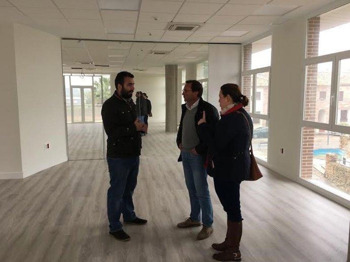 Mayoral (izda.) visita las instalaciones de la futura casa de la juventud