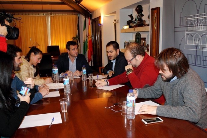 Reunión entre representantes del IAJ y del Ayuntamiento de Bollullos. 