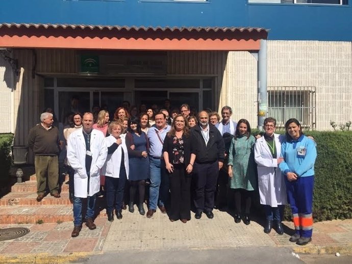 Luna (centro) visita el centro de salud de Priego de Córdoba