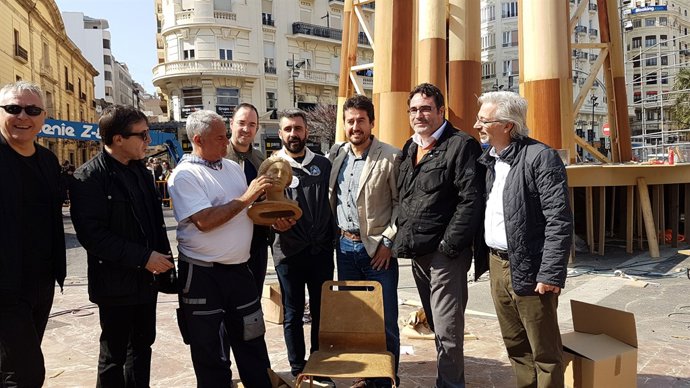 LA FALLA MUNICIPAL RECIBE LOS PRIMEROS NINOTS HECHOS CON PAJA DE ARROZ