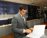 Rivera denuncia que el PP intenta "quitar una alcaldía" a Ciudadanos "comprando" a Podemos