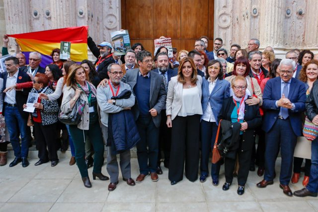 Foto de familia tras la aprobación de la Ley de Memoria en el Parlamento andaluz