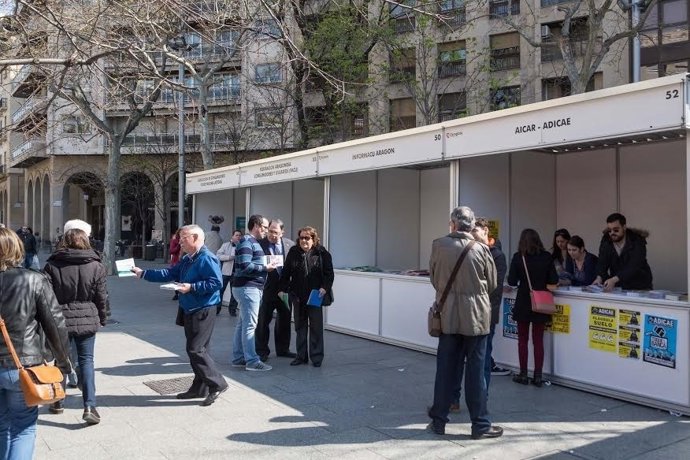 Casetas el Día del Consumidor en plaza Aragón