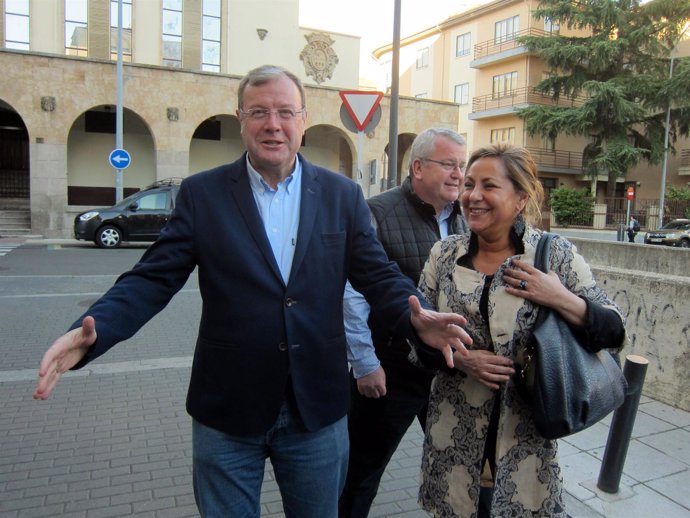 Antonio Silván junto a Rosa Valdeón en su visita a la sede del PP en Salamanca