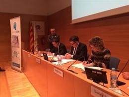 La consellera M.Ruiz, en la signatura del conveni de l'Aliança STEM