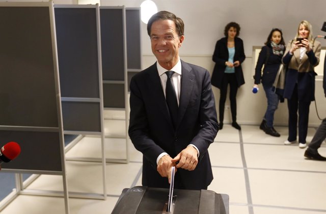 Mark Rutte vota en las elecciones holandesas